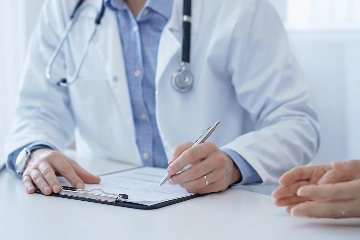 Médico a atender um paciente numa sala de consulta